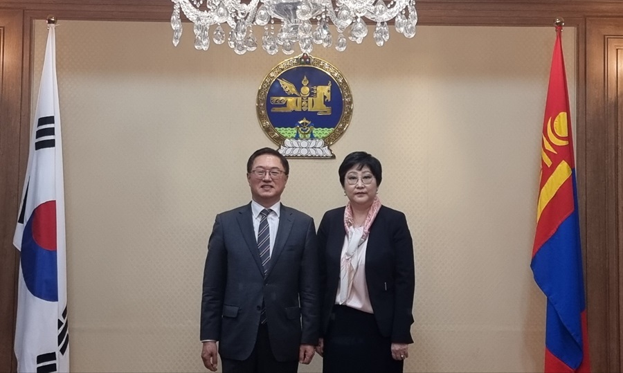 NEAR秘书长礼节性拜访蒙古驻韩大使额·萨仁陶格斯