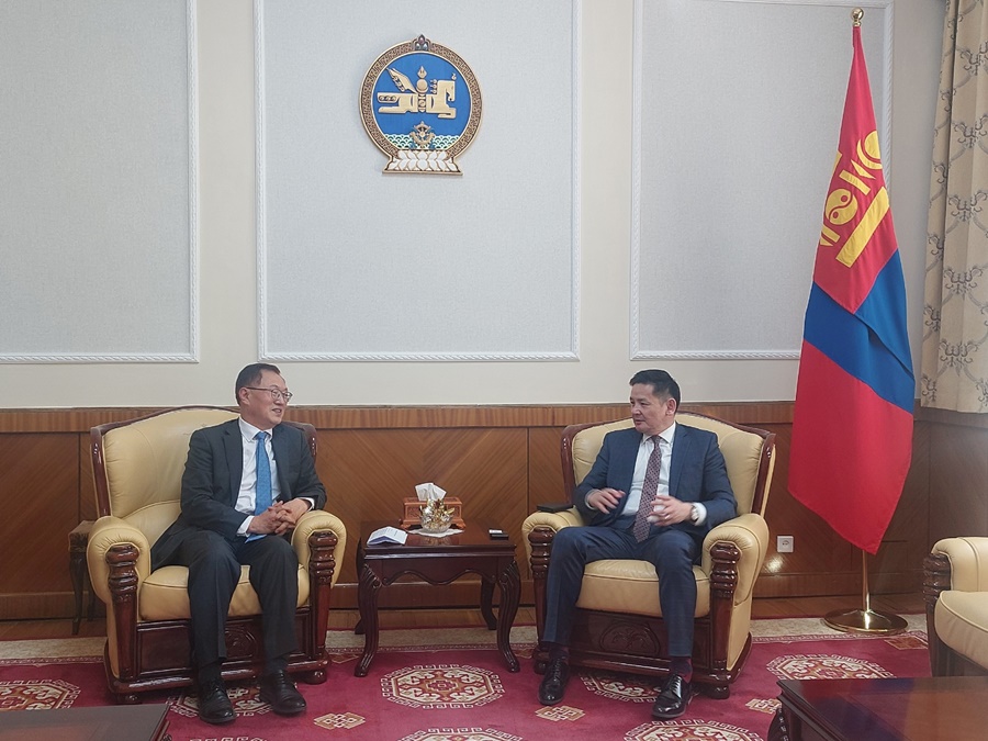 Генеральный секретарь встретился с заместителем руководителя кабинета министров Монголии Ургамал Бямбасурэн