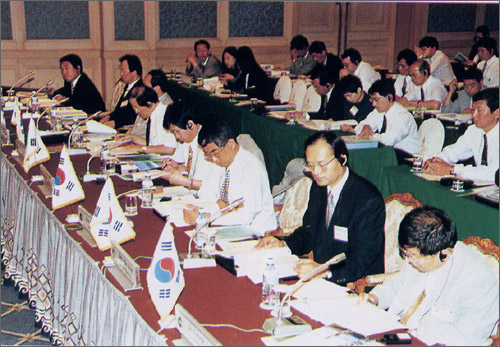 1997NEAR実務委員会-会議のシーン