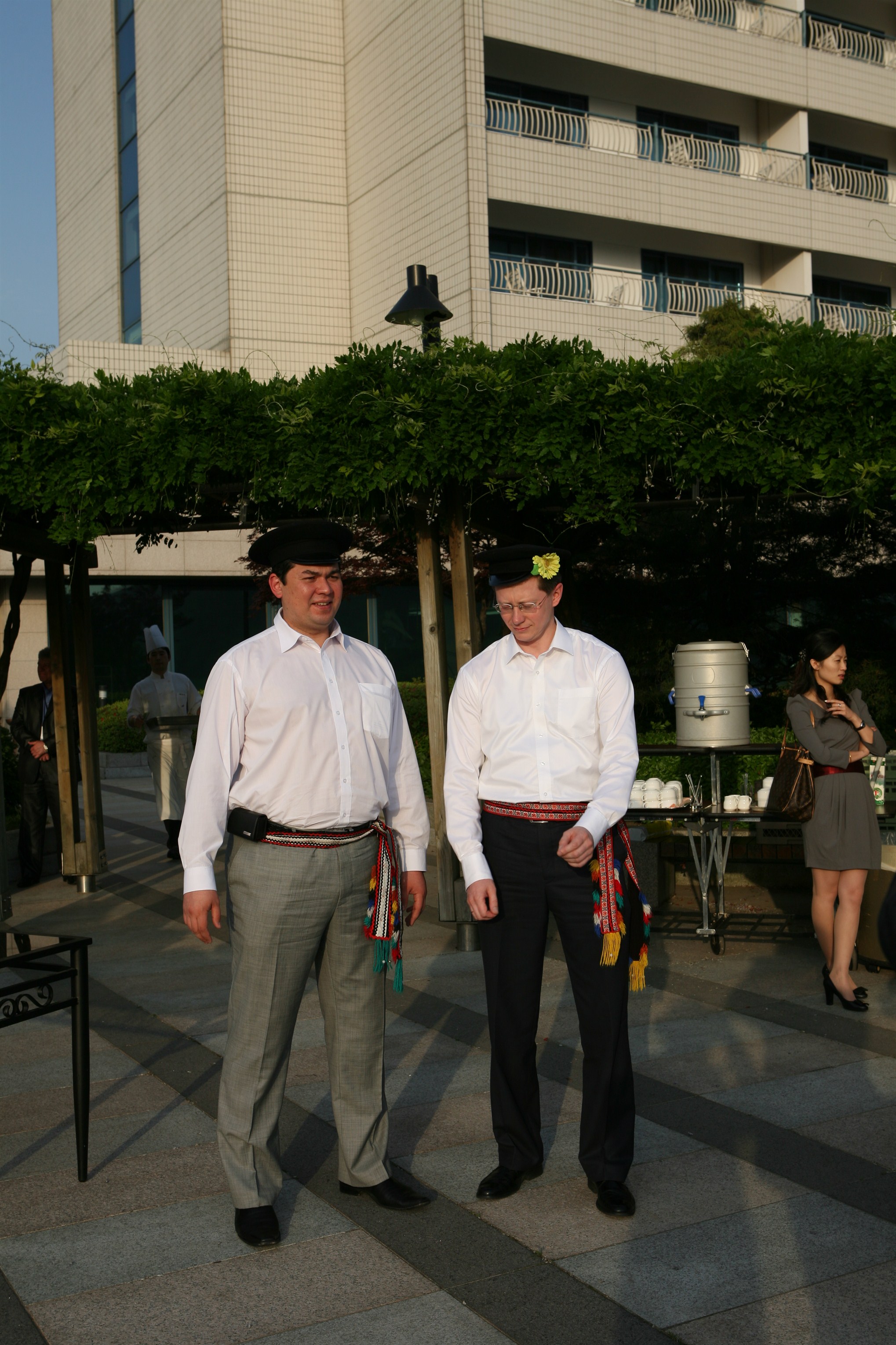 Үндэсний хувцасаа өмссөн Орос улсын төлөөлөгчид